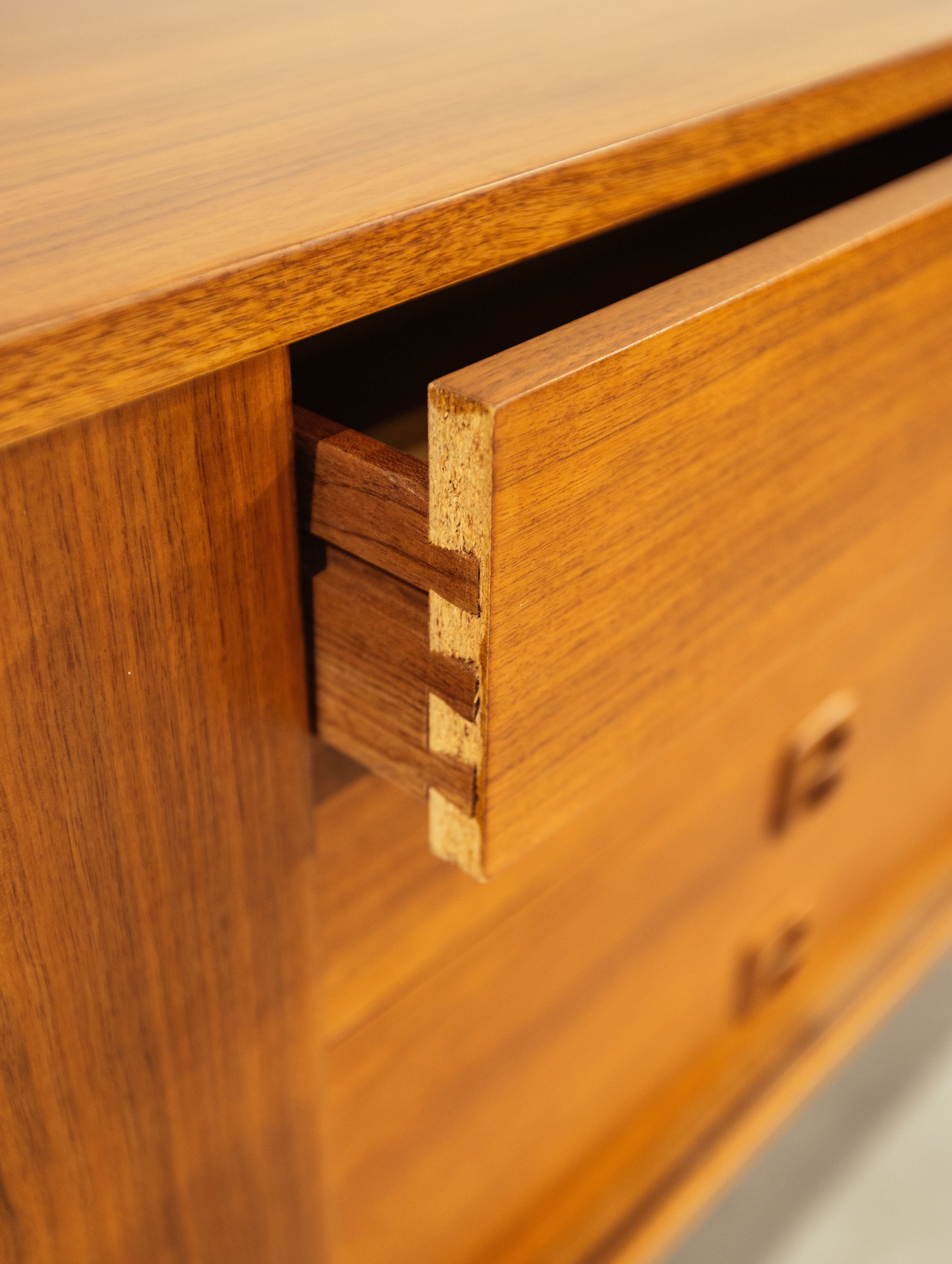 Eric Wörtz tasarımı , teak ağacı konsol 